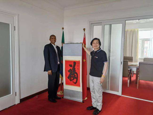 传中华文化讲中国故事书法家李府钟先生国学走进使馆