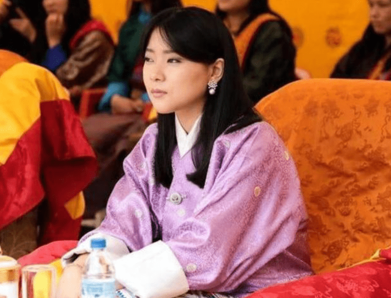 原创31岁不丹王后不梳直发罕见盘发超惊艳却被身边小姑子抢了风头
