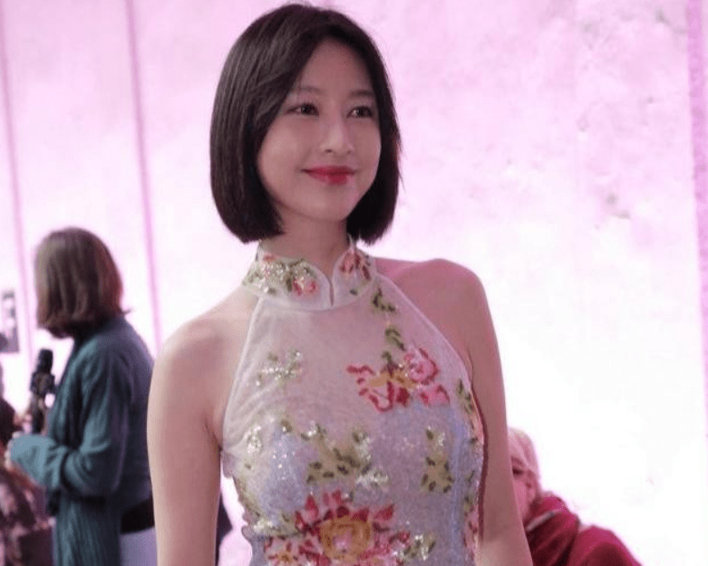 张俪在国外美到耀眼一袭刺绣旗袍尽显东方神韵太给国人长脸了