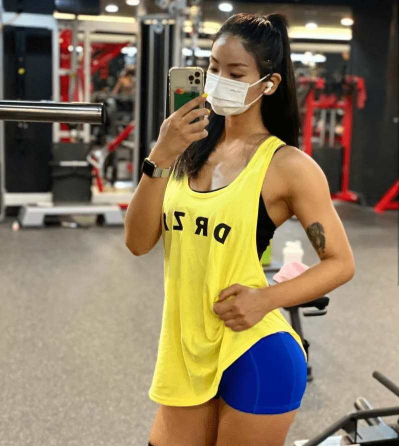 健身两年,瘦妹子变成曲线女神,瘦子也是潜力股_身材