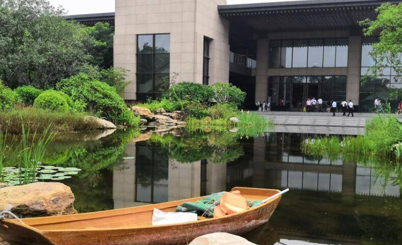 企业游学网——华为标杆考察——华为园区,百草园参观体验我们参观了