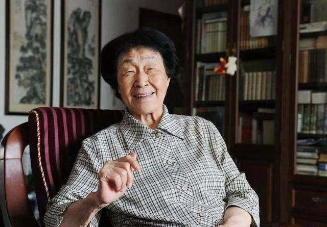 一辈子做老师一辈子学做老师的于漪老师的手稿字迹洒脱