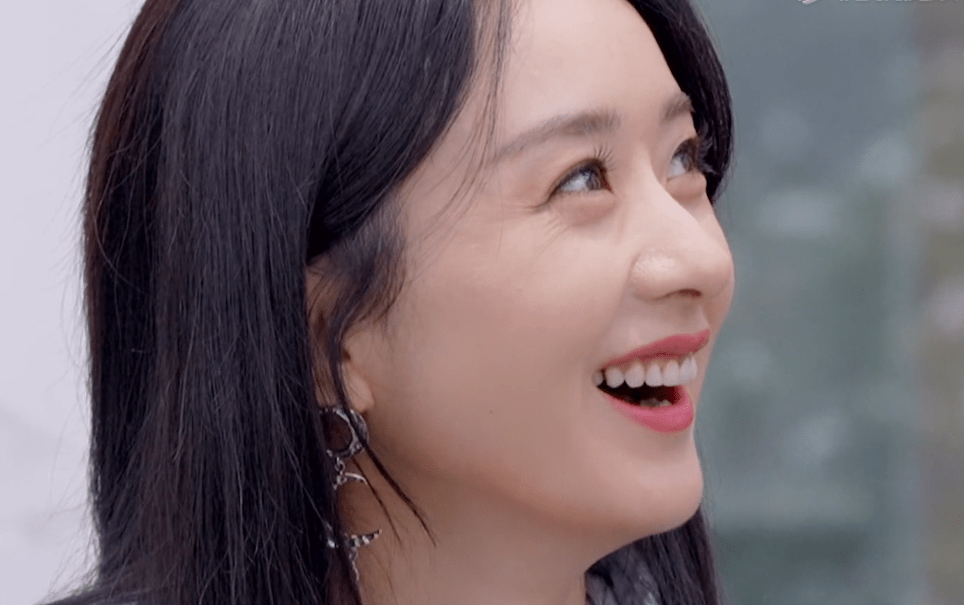 赵丽颖超有弟弟缘新综艺8个弟弟轮流捧她颖宝笑得比花儿还甜