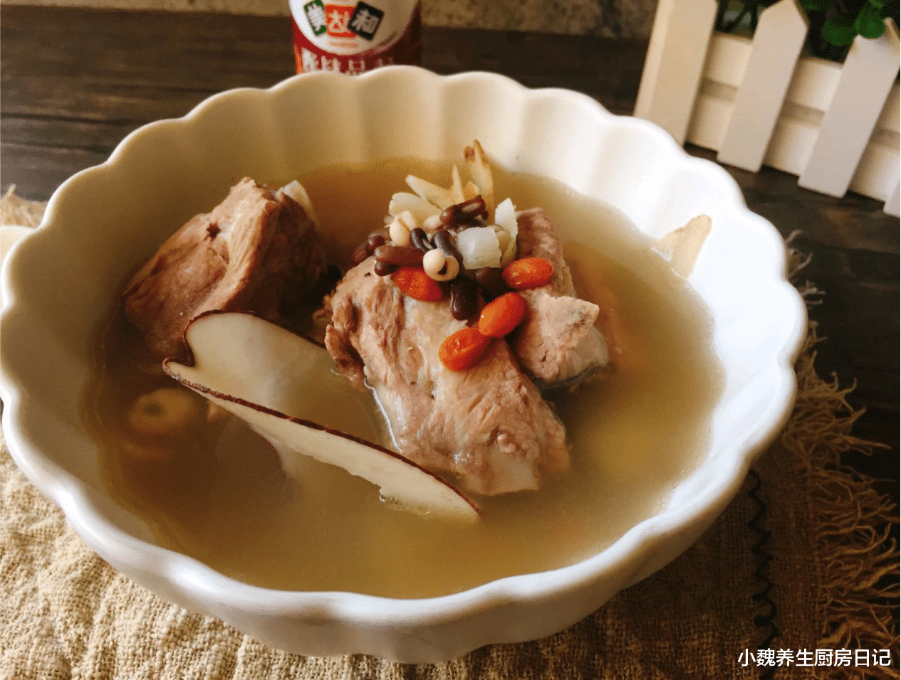 蓮子和百合是安神食材,搭配排骨一起燉煮,既可以補充營養,還可以滋補