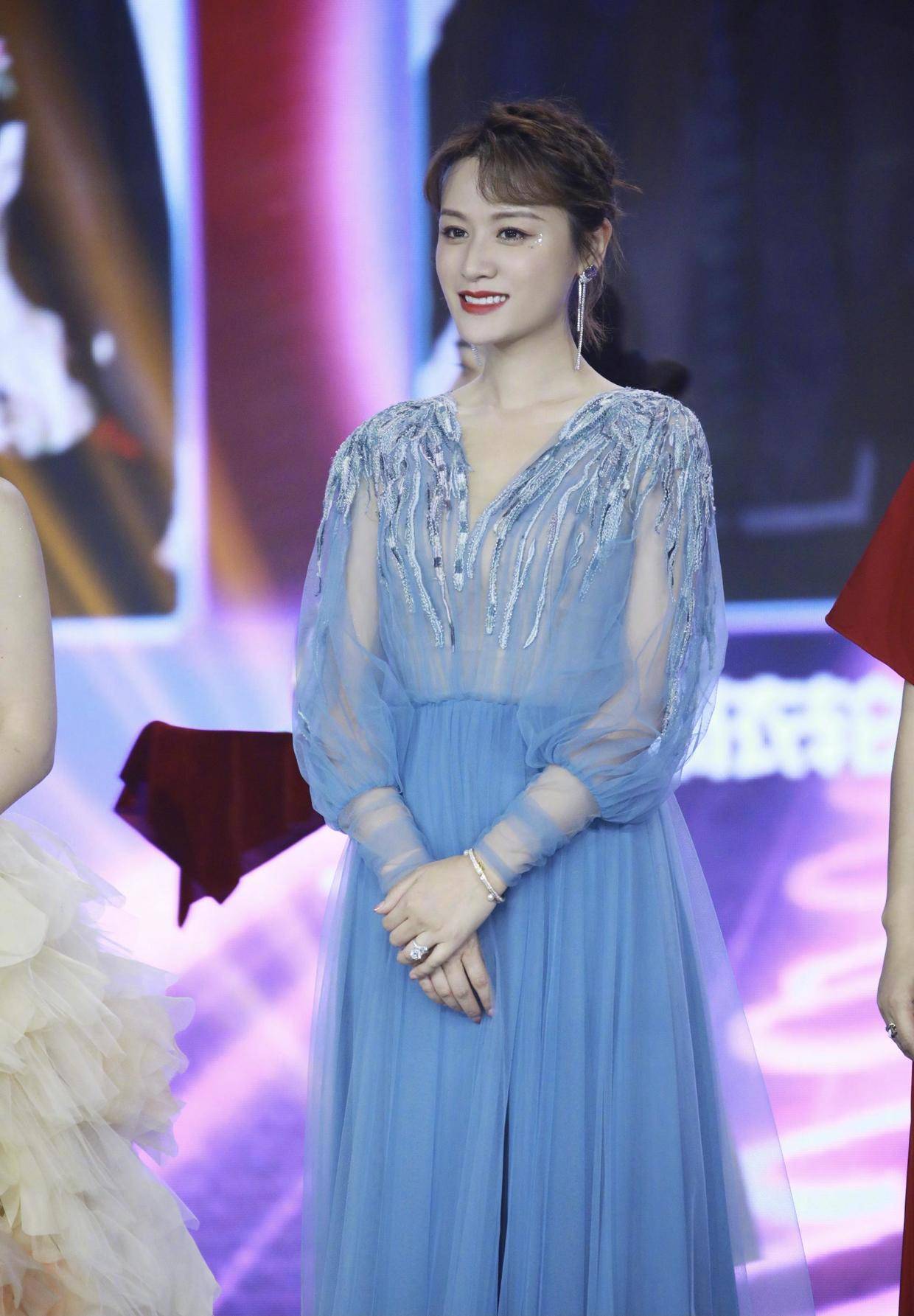 叶一茜辣妈圈顶流穿半袖交领连衣裙减龄时髦身材比例绝了