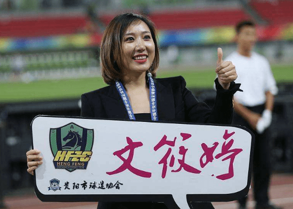 文筱婷早年在国外接受教育,培养了她的时尚意识,在