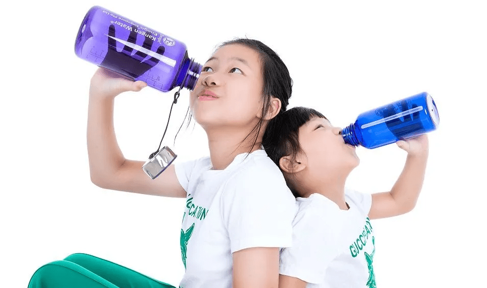 们不爱喝,于是转向到小卖部购买饮料喝……肾脏代谢功能还未完全发育