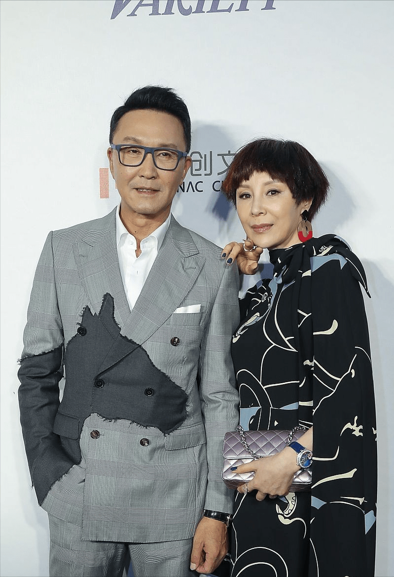 原创岳秀清和吴刚挺恩爱的虽然只差5岁但同框却有老夫少妻的感觉