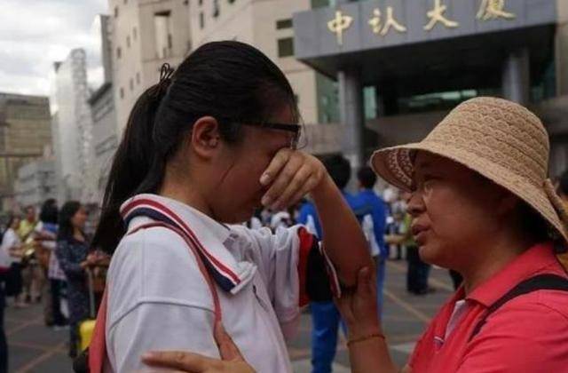 高考成绩放榜 ９省今日可查 文理科分数线相差大 文科生太难了 考生