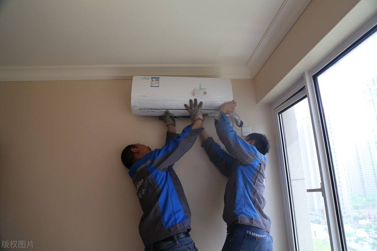 高楼层住户在安装空调时,如果要室外安装空调外机,几乎都要给高空作业
