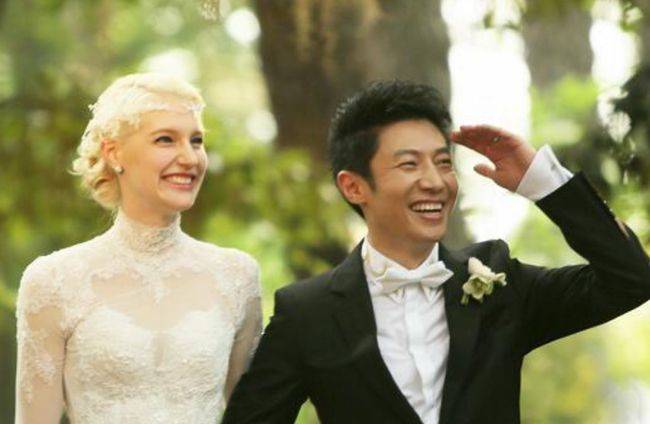 撒贝宁和妻子李白结婚五年后如今带着龙凤儿女出游罕见被偷拍