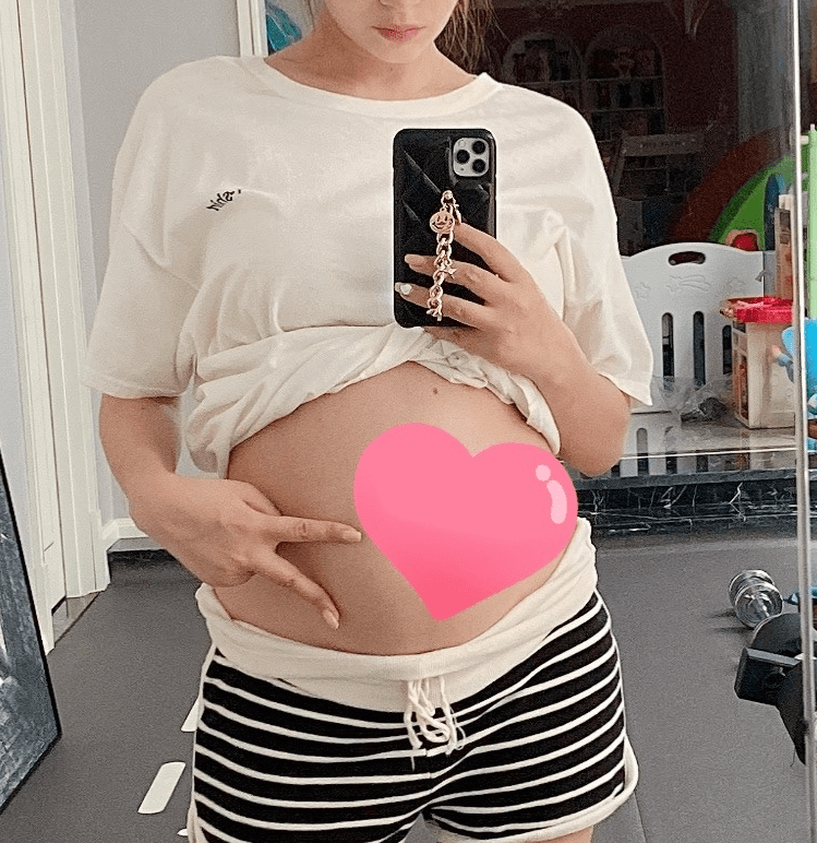 麦迪娜怀孕大肚照图片