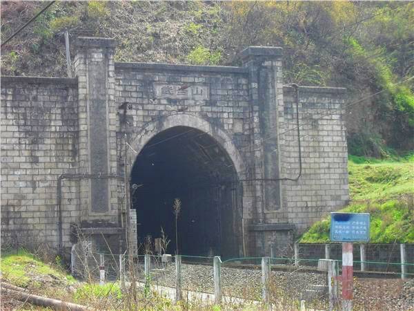 襄渝铁路隧道图片
