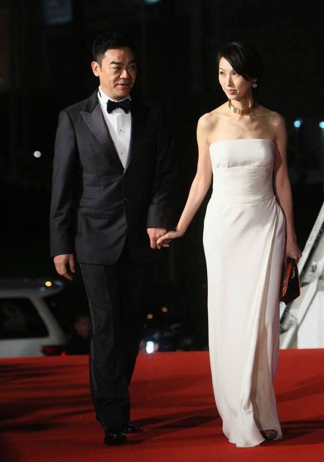 郭蔼明端庄气质不是装的,穿抹胸礼服和老公拉小手,恩爱又甜蜜
