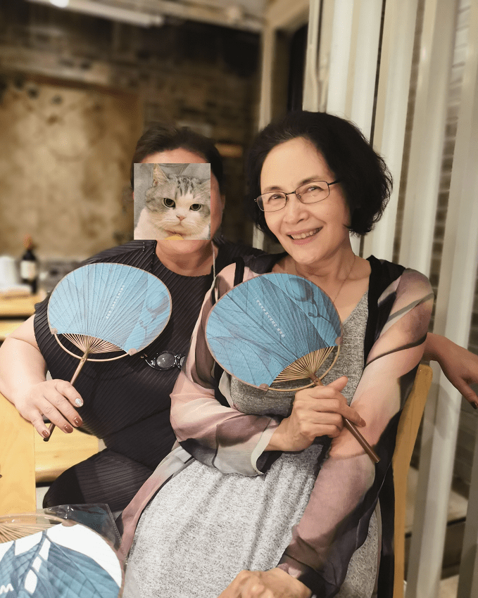 自然老去的宋晓英,和小1岁刘晓庆同框,状态真实难掩高级美感