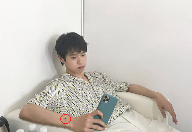 杨幂魏大勋穿同品牌服装后,男方再贴专属桃心疑示爱杨幂