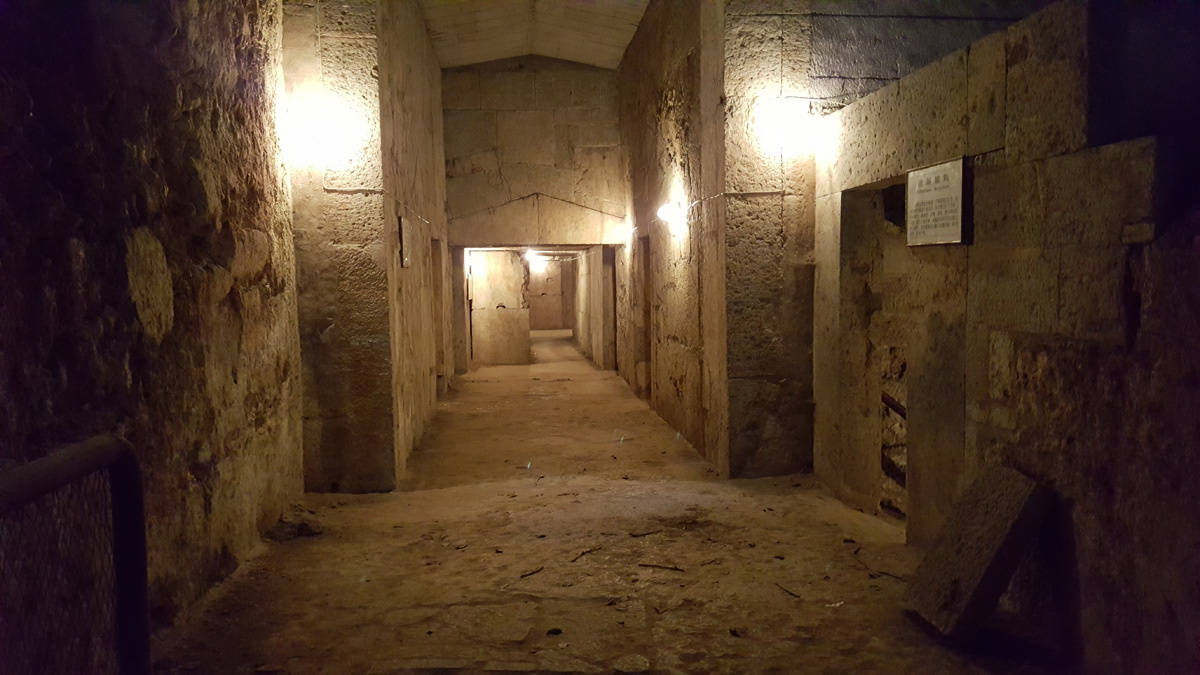 原创陕西出土罕见黄金宝剑墓主人消失无踪宛如鬼吹灯再现