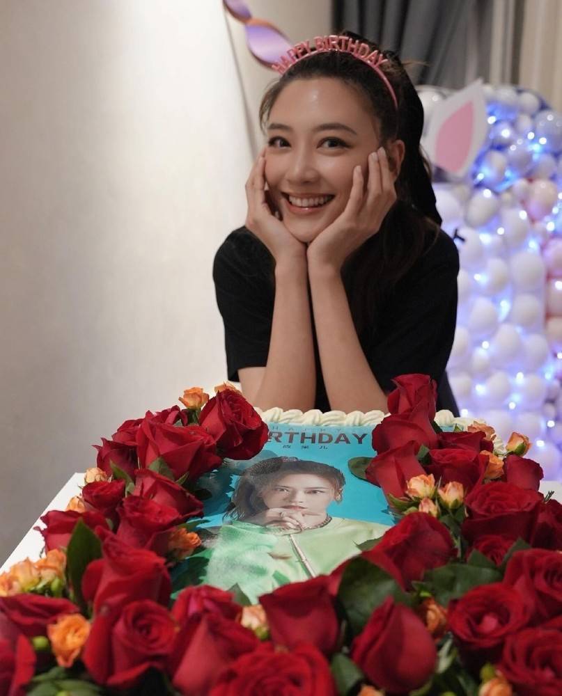 陈小春妻子庆生照双手捧脸穿t恤皮肤白小儿子穿兄弟装也出镜