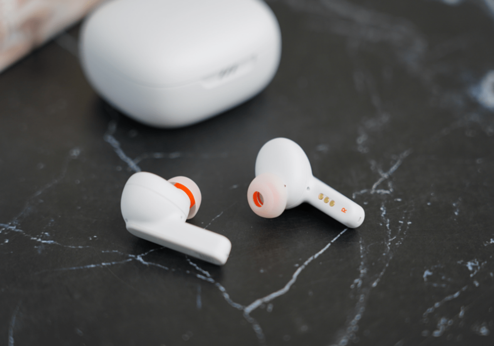 这款耳机由来自哈曼声学实验室权威声学专家调校,均衡音色得到了jbl