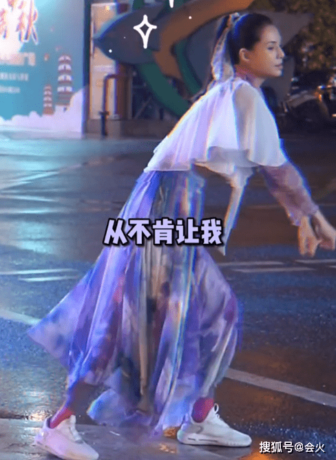 54李若彤街头扭胯热舞,四肢僵硬动作不协调