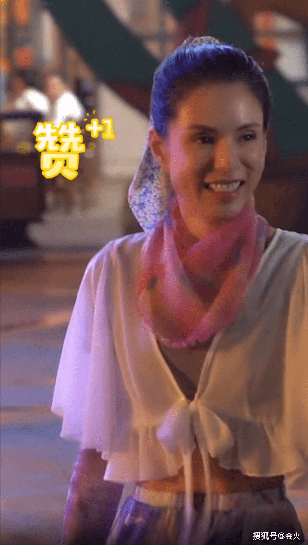 54李若彤街头扭胯热舞,四肢僵硬动作不协调