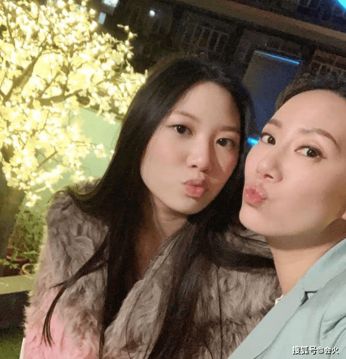 甄子丹小18岁娇妻晒全家福,穿短裤秀纤细玉腿