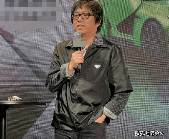 高晓松暴瘦26斤现身街头!脸部松垮挂不住肉