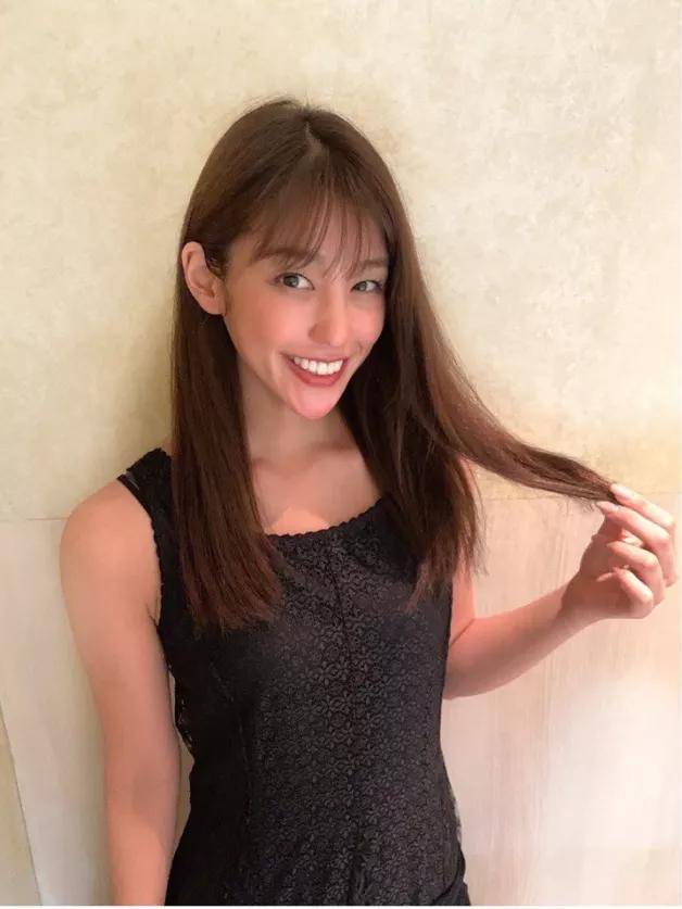 恒美网蝴蝶骨美人仅靠一个回眸就美出圈