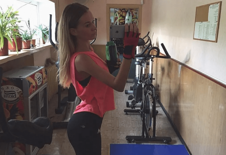 嘟嘟唇,魔鬼身材,这位乌克兰健身模特,6年练出好身材_训练