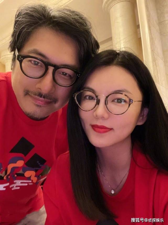 李湘怼脸拍尖下巴抢镜,戴不菲首饰贵气十足