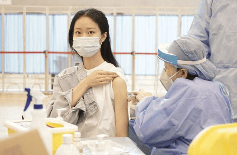 大学生打疫苗照片走红,个个帅气阳刚,网友:是男生该有的样子_体育