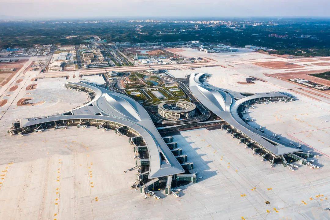 成都天府国际机场正式启用神鸟之翼成中国第二大机场