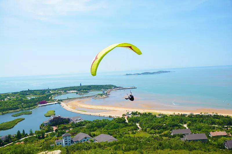 私属沙滩的乐趣躺在沙滩椅上吹着海风观海上夕阳享受安静的度假氛围吧