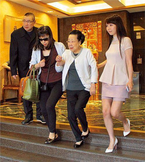 香港两大千亿豪门弃妇，一个分手拿到了20亿，另一个却是一分没有
