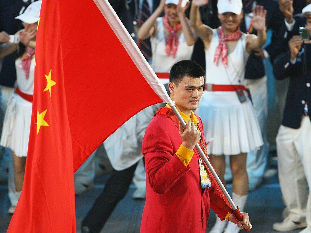 原创男篮无缘东京奥运会,谁会成为中国代表团旗手,网友纷纷推荐一人