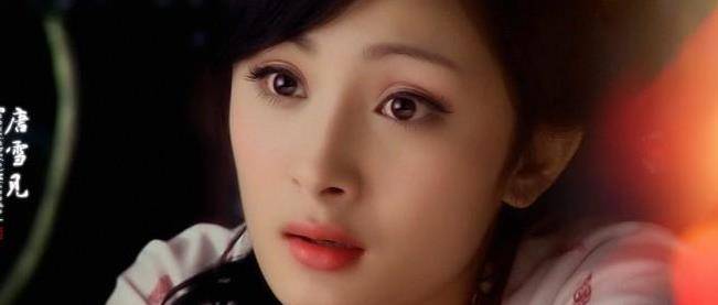 该剧讲述汉朝时期生长于南郡姊归的山乡少女王嫱儿,从山野小姑娘到