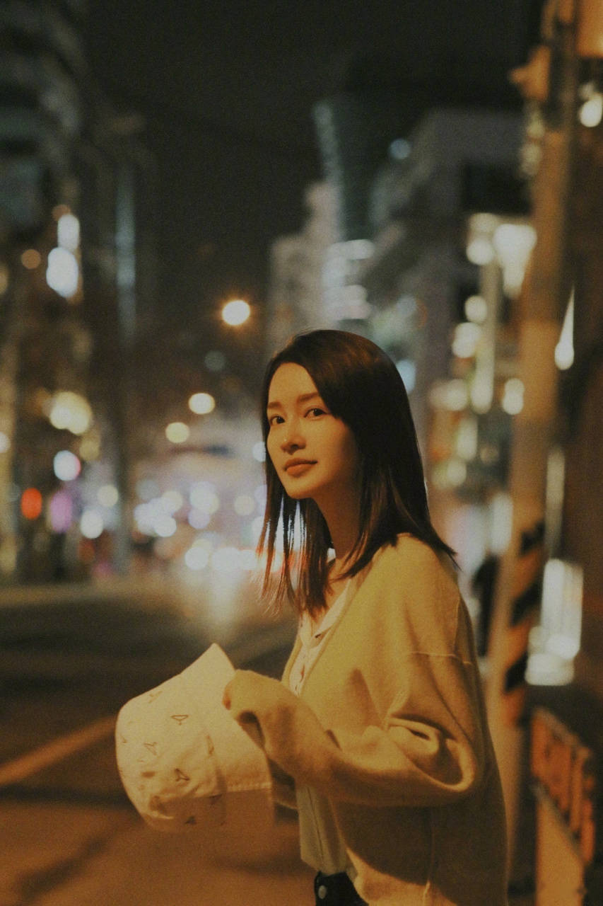 李沁手捧鲜花发布说说表达心情粉丝感叹颜值女神