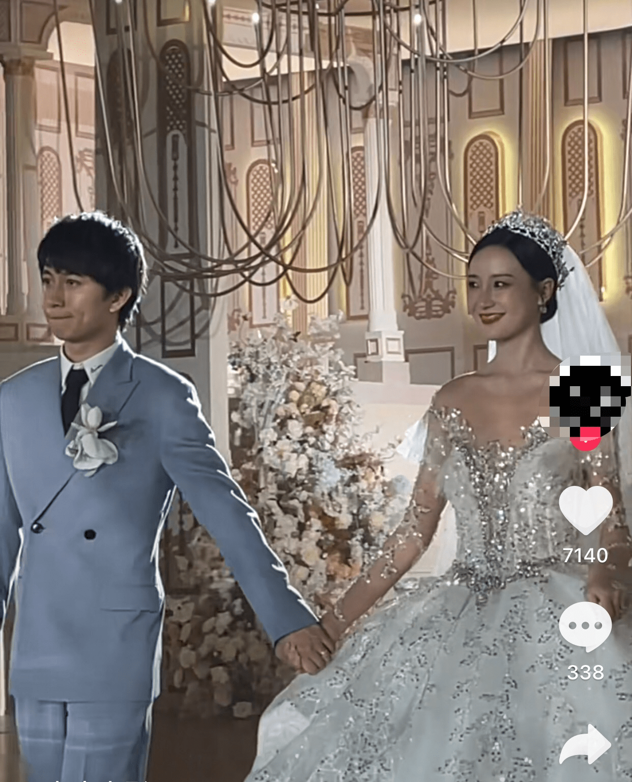 王思聪出席房地产少公子婚礼,穿红色t恤好应景,脸上神情太疲惫