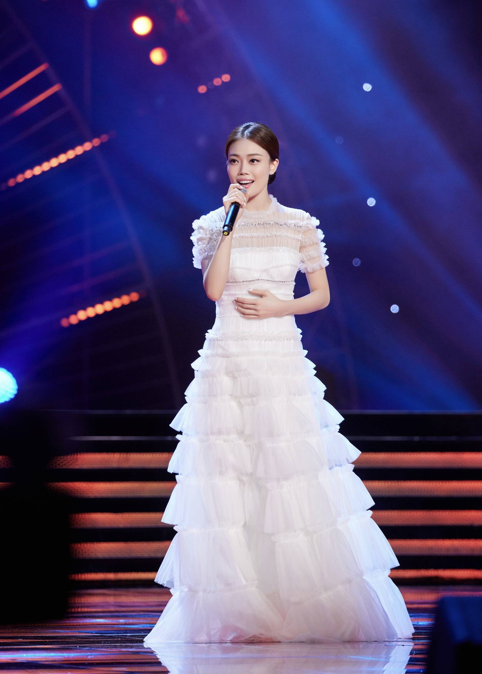 容祖儿出席《电影之歌》音乐会 温情演唱《追寻》致敬经典