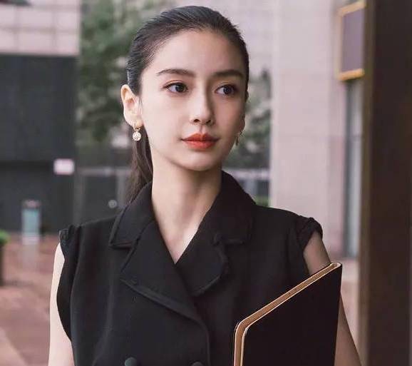 angelababy活动现场遇尴尬,多次单手整理裙子,发现镜头后显无奈