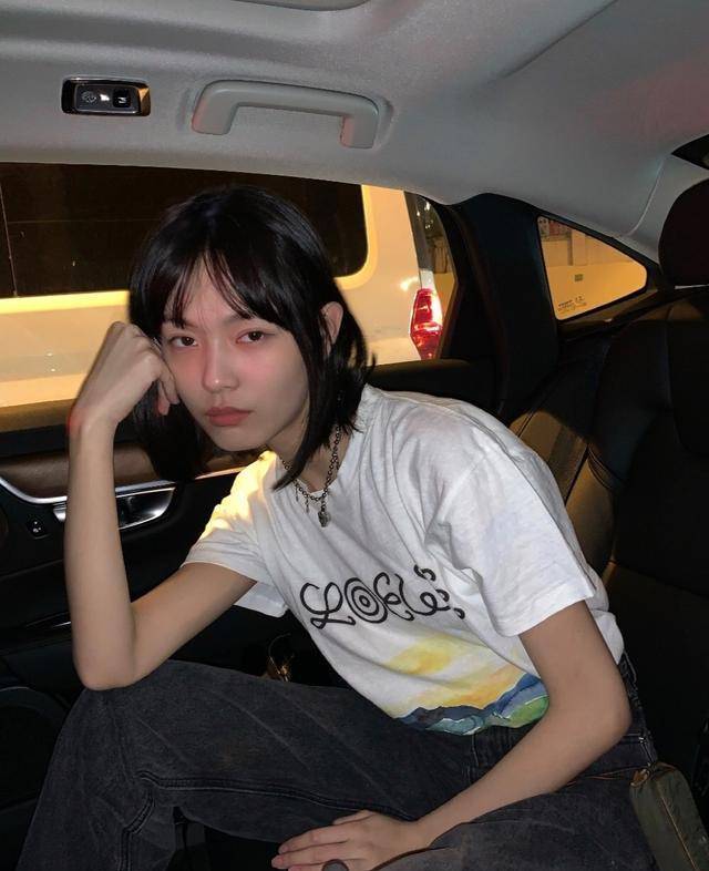 宋威龙绯闻女友赵佳丽太绝了穿吊带裙像黑天鹅真是美到骨子里