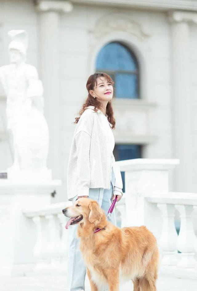 风情|53岁周海媚近照太少女!羊毛卷吊带裙演绎异域风情,肩膀比尺还直