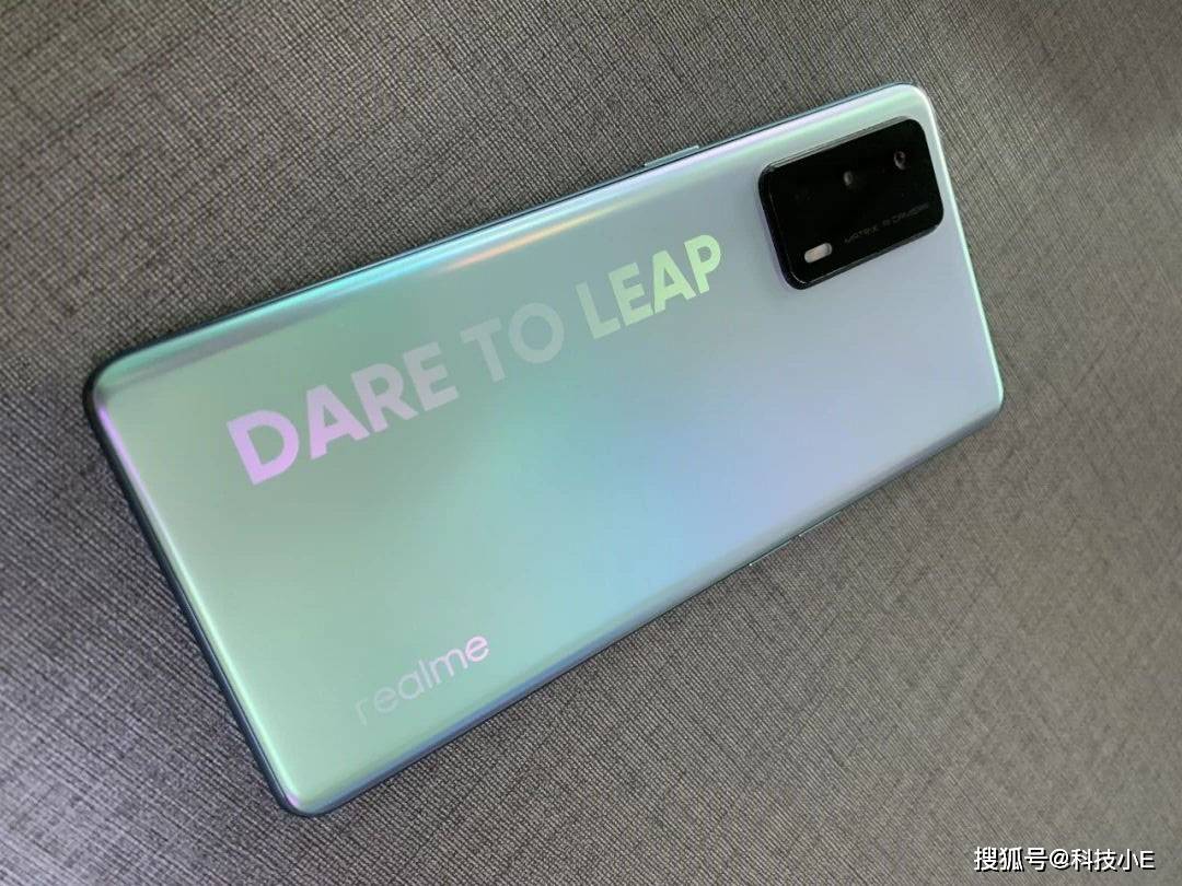 的曲面屏设计了,这款手机来自oppo子品牌realme发布的真我x7pro至尊版