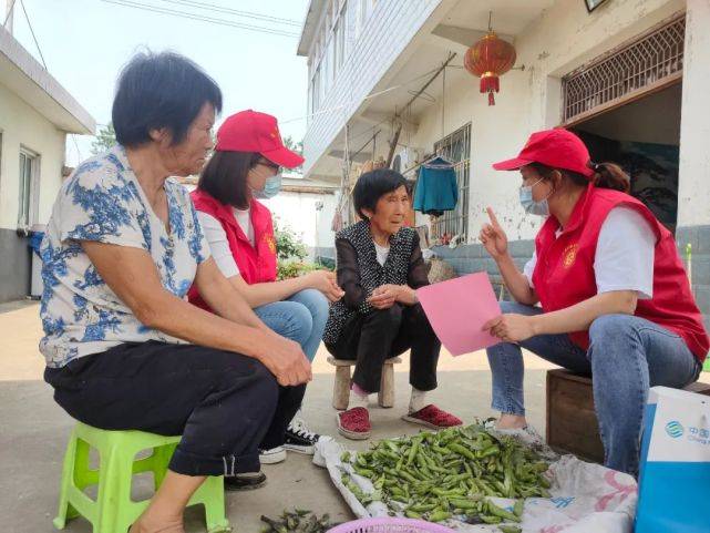 党员们走到田间地头学习实践,并把优质的服务带给村民,让人民群众更能