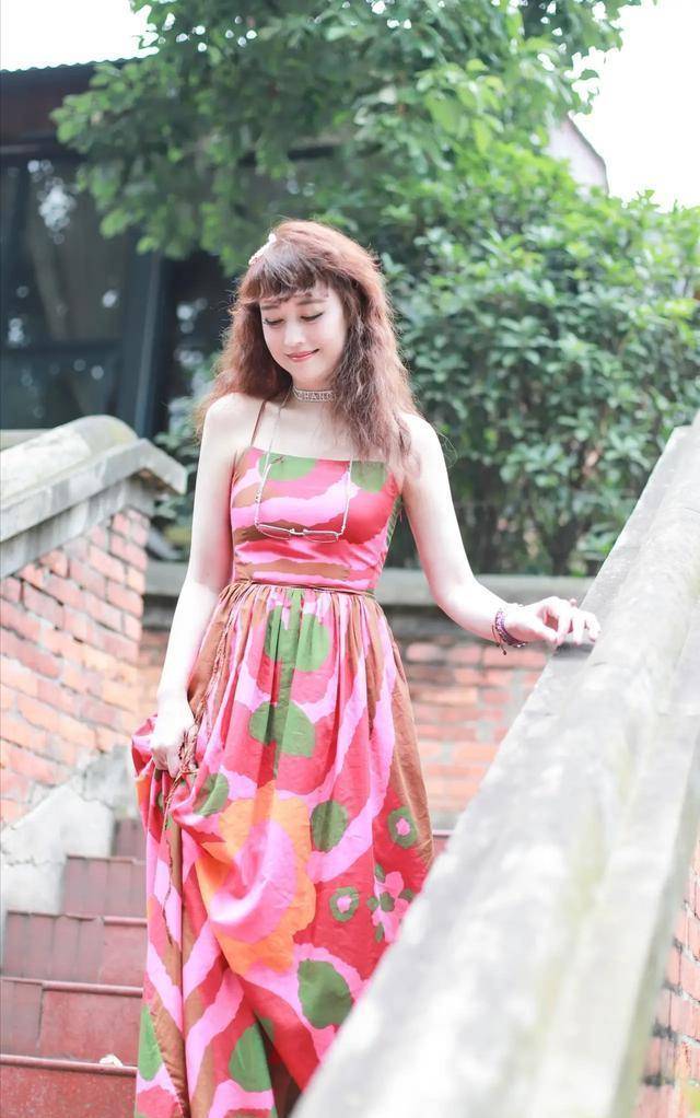 风情|53岁周海媚近照太少女!羊毛卷吊带裙演绎异域风情,肩膀比尺还直