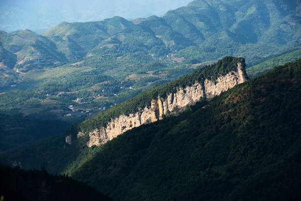 土司天台山位于叙永县城南约20公里处途径叙永县城南彝族古迹天台山时