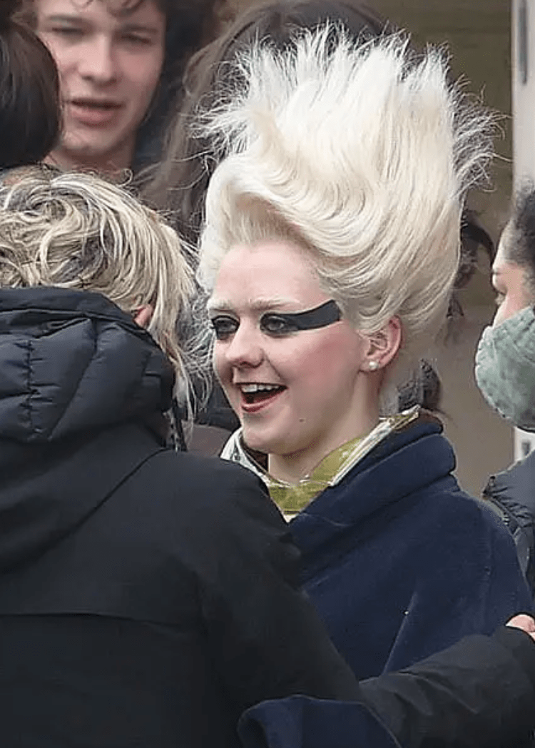 原创24岁权游二丫大变样穿深v裙大秀身材细腰美腿十分吸睛