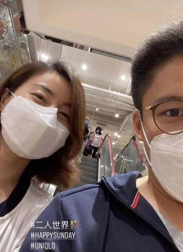 黑色|郭晶晶和老公秀恩爱,穿印花裙素颜出镜好低调,露趾凉鞋太抢镜