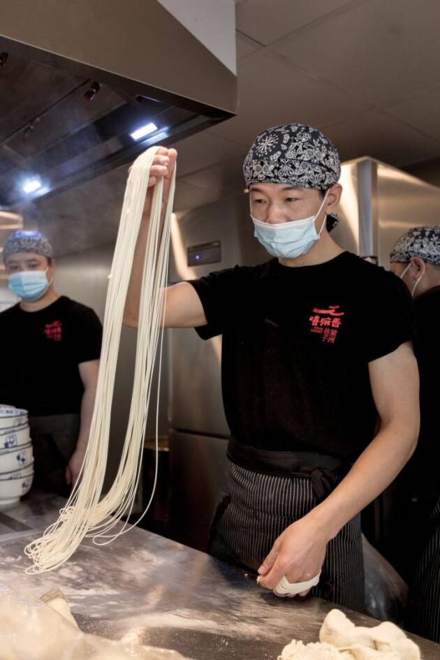 嘻嘛香店里的师傅都是来自兰州的资深拉面师傅,都是拥有十几年从业