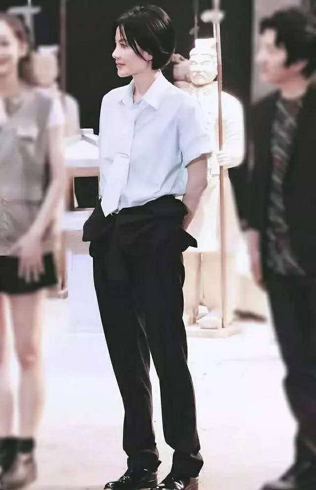 黑色|50岁女人夏天别穿连衣裙，显胖俗气！跟着陈数王菲穿阔腿裤超优雅